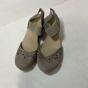 Nicole Wedge Closed Toe Silver Sandal With Cutout Accents Size 7.5